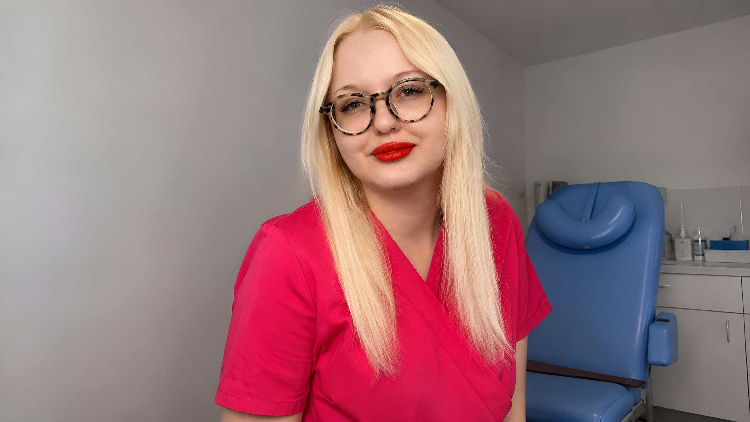 @DoctressMadomme red outfit fake dominatrix exposed for medical BDSM scam